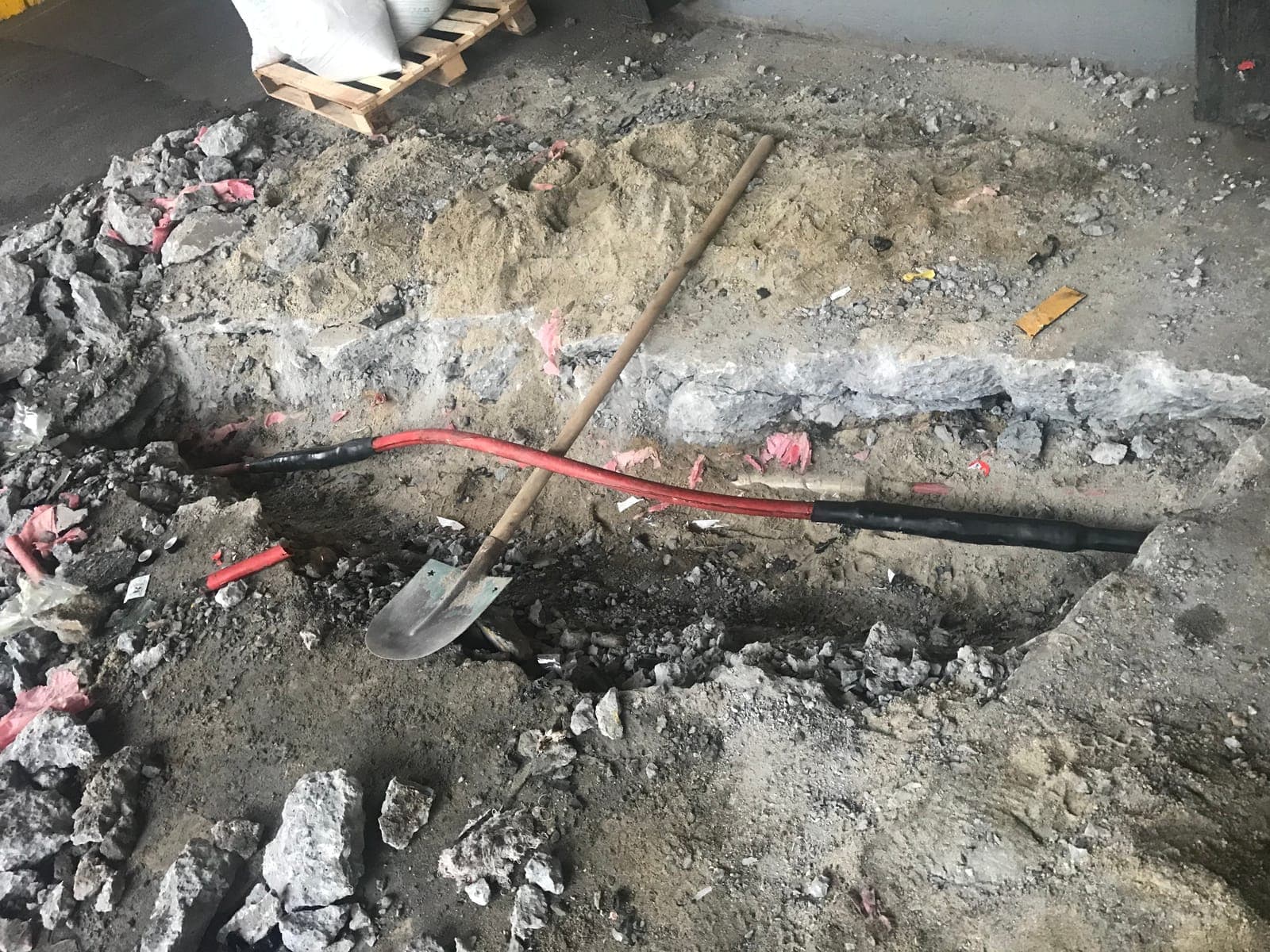 Topraklama Tesisatı: İşletmenizin Elektriksel Güvenliğinin Temeli